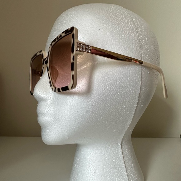 NEW one size fits most STYLISH SUNGLASSES - Picture 3 of 4